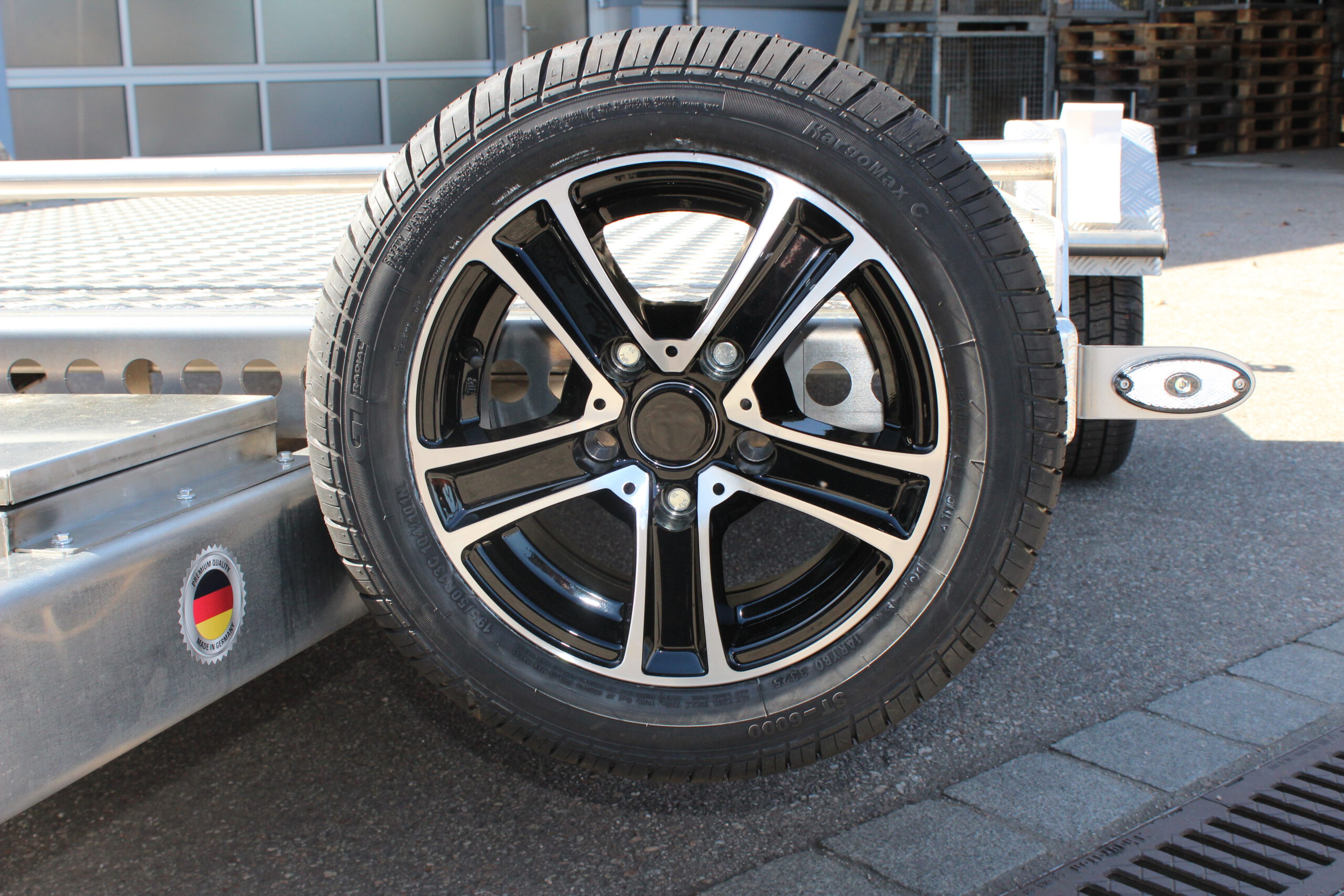 Ersatzrad für Absenkanhänger mit Alufelge am Anhänger montiert