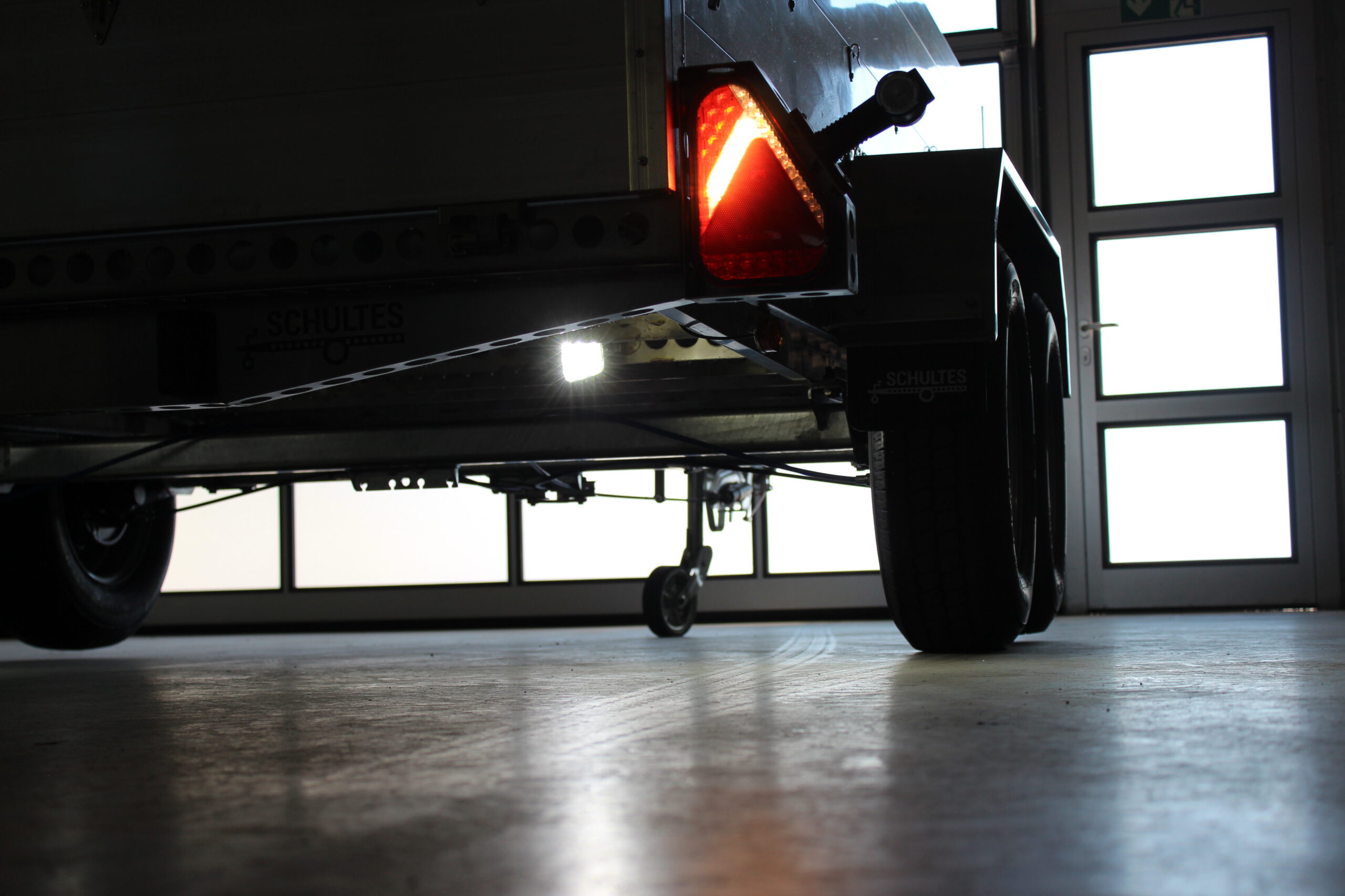 Rückfahrscheinwerfer an einem Edelstahl Anhänger verbaut