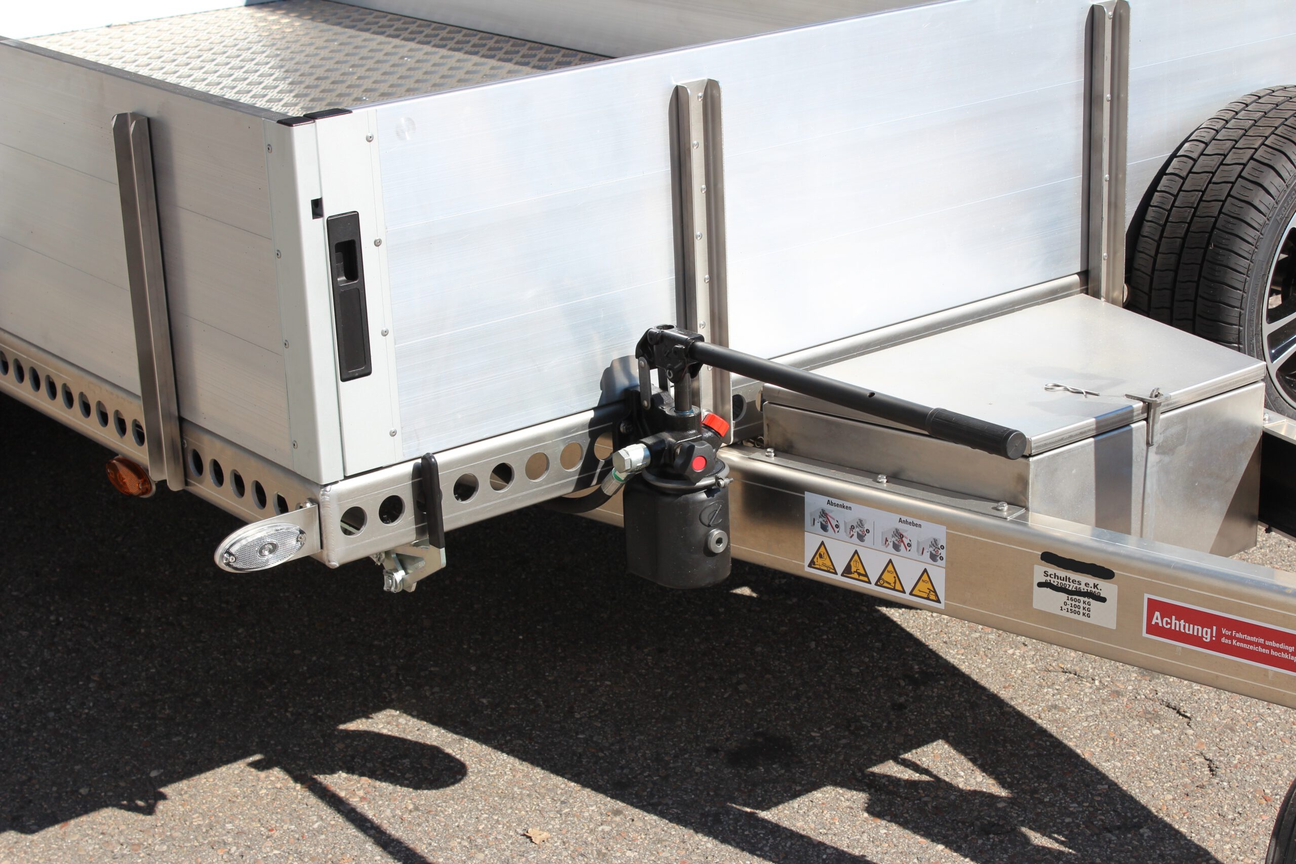 AS300 Absenkanhänger aus Aluminium mit Bordwänden aus Aluminium 40cm hoch mit manueller Handpumpe Detailaufnahme der Bordwände