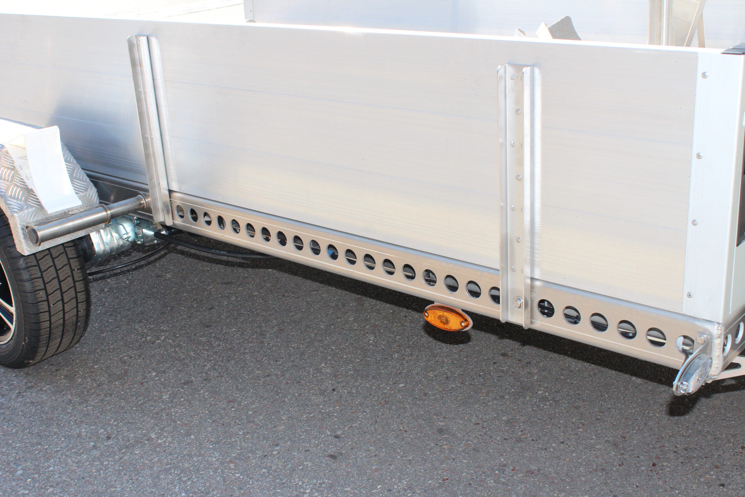 AS300 Absenkanhänger aus Aluminium mit Bordwänden aus Aluminium 40cm hoch mit manueller Handpumpe Detailaufnahme der Bordwände